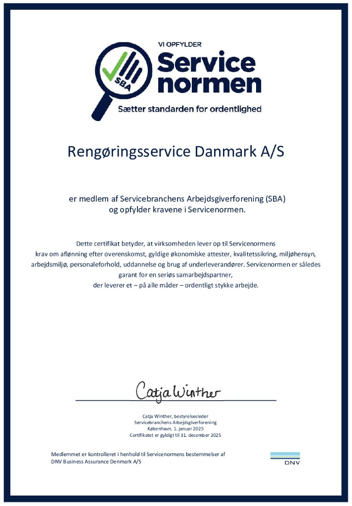 Vi opfylder Servicenormen.